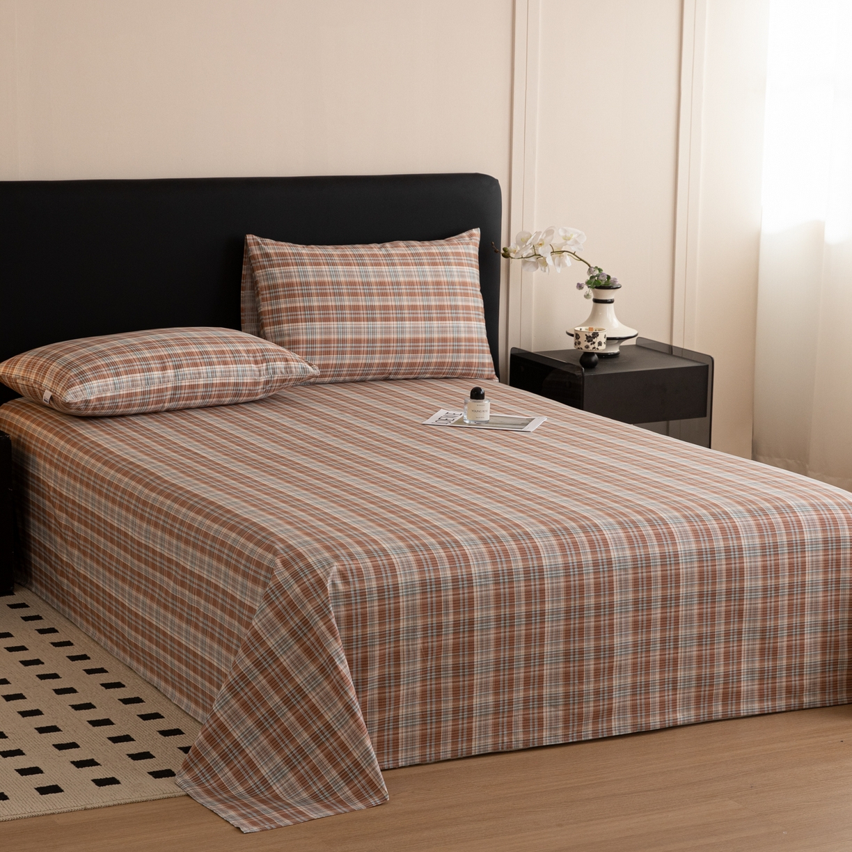 91家纺网 家纺一手货源 找家纺 简宜家居（朝初家纺） 2026新款40支13070全棉简约格子系列A版床单 赤茶格