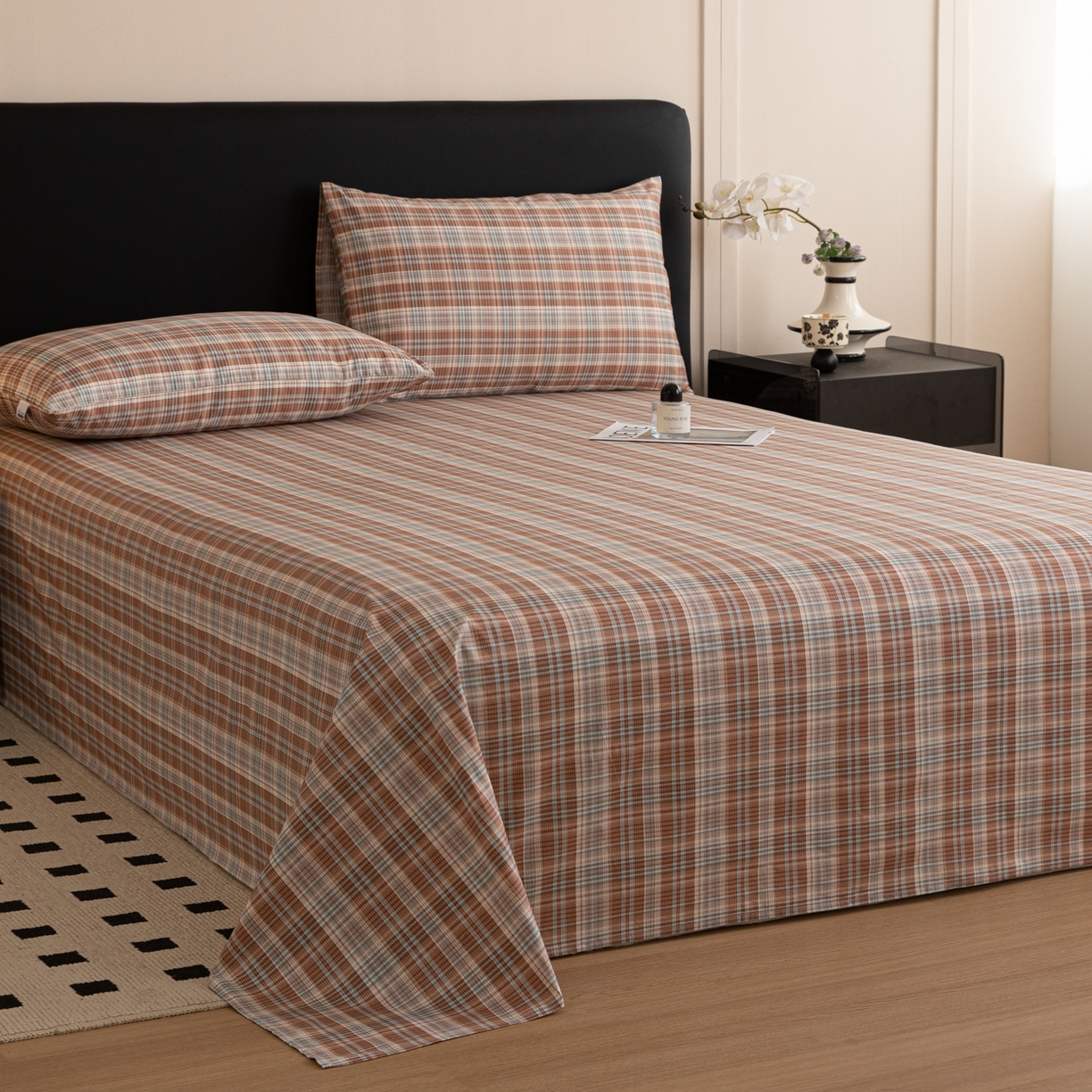 91家纺网 家纺一手货源 找家纺 简宜家居（朝初家纺） 2026新款40支13070全棉简约格子系列A版床单 赤茶格