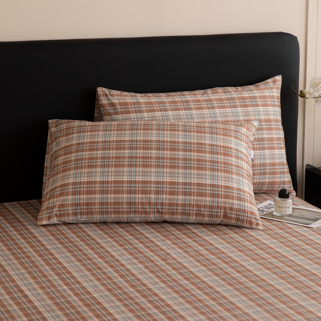 91家纺网 家纺一手货源 找家纺 简宜家居（朝初家纺） 2026新款40支13070全棉简约格子系列A版床单 赤茶格