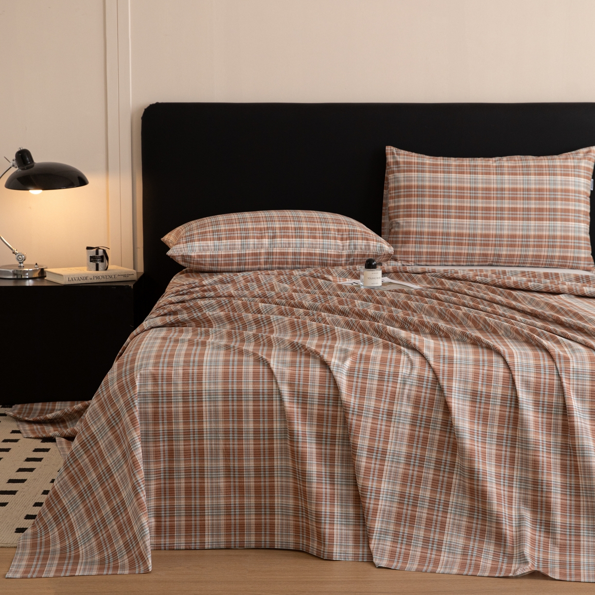 91家纺网 家纺一手货源 找家纺 简宜家居（朝初家纺） 2026新款40支13070全棉简约格子系列A版床单 赤茶格