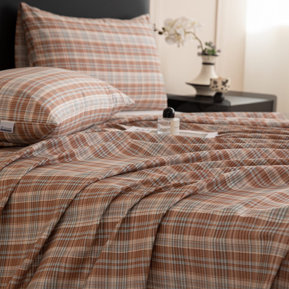 91家纺网 家纺一手货源 找家纺 简宜家居（朝初家纺） 2026新款40支13070全棉简约格子系列A版床单 赤茶格