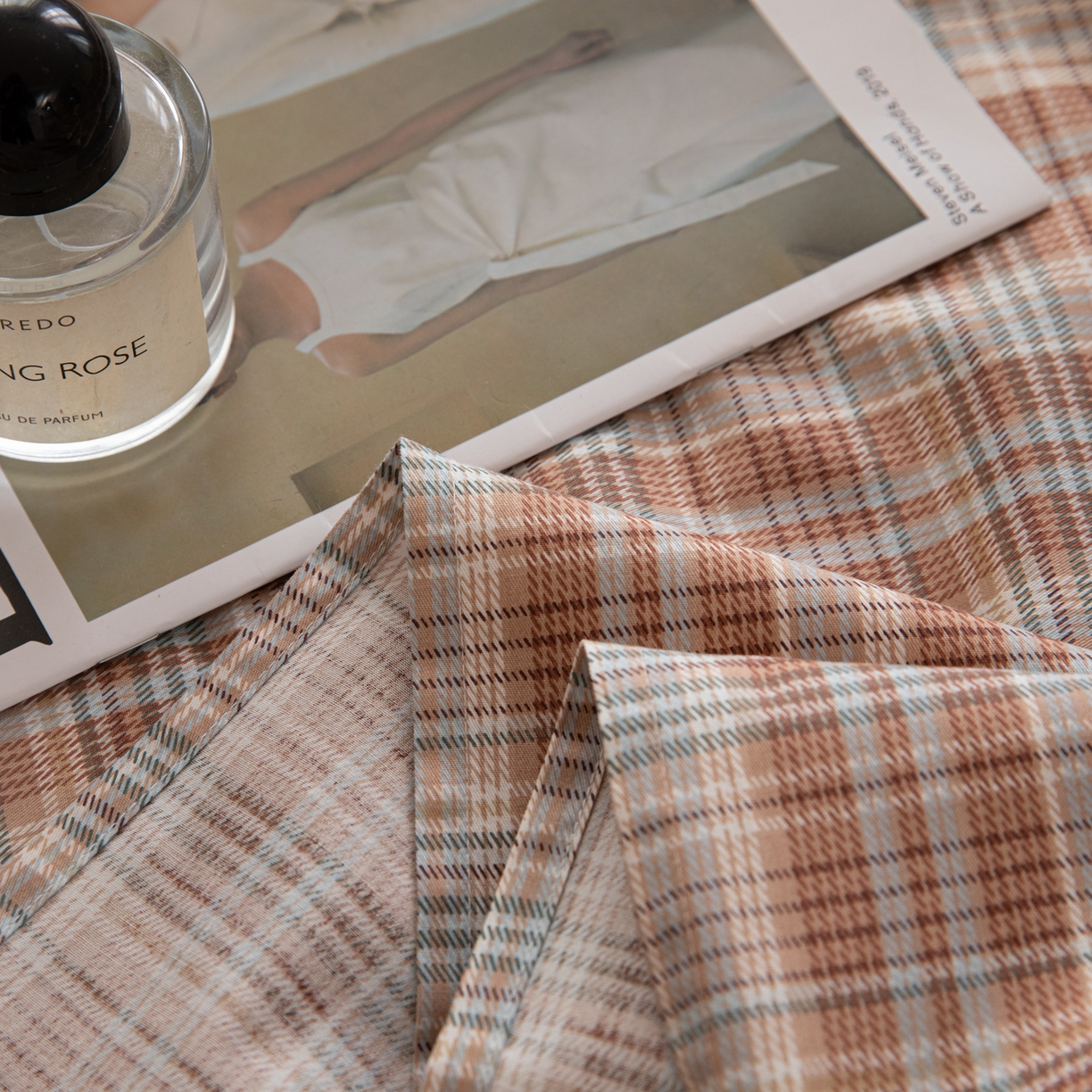 91家纺网 家纺一手货源 找家纺 简宜家居（朝初家纺） 2026新款40支13070全棉简约格子系列A版床单 赤茶格