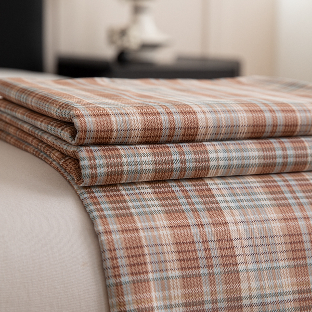 91家纺网 家纺一手货源 找家纺 简宜家居（朝初家纺） 2026新款40支13070全棉简约格子系列A版床单 赤茶格