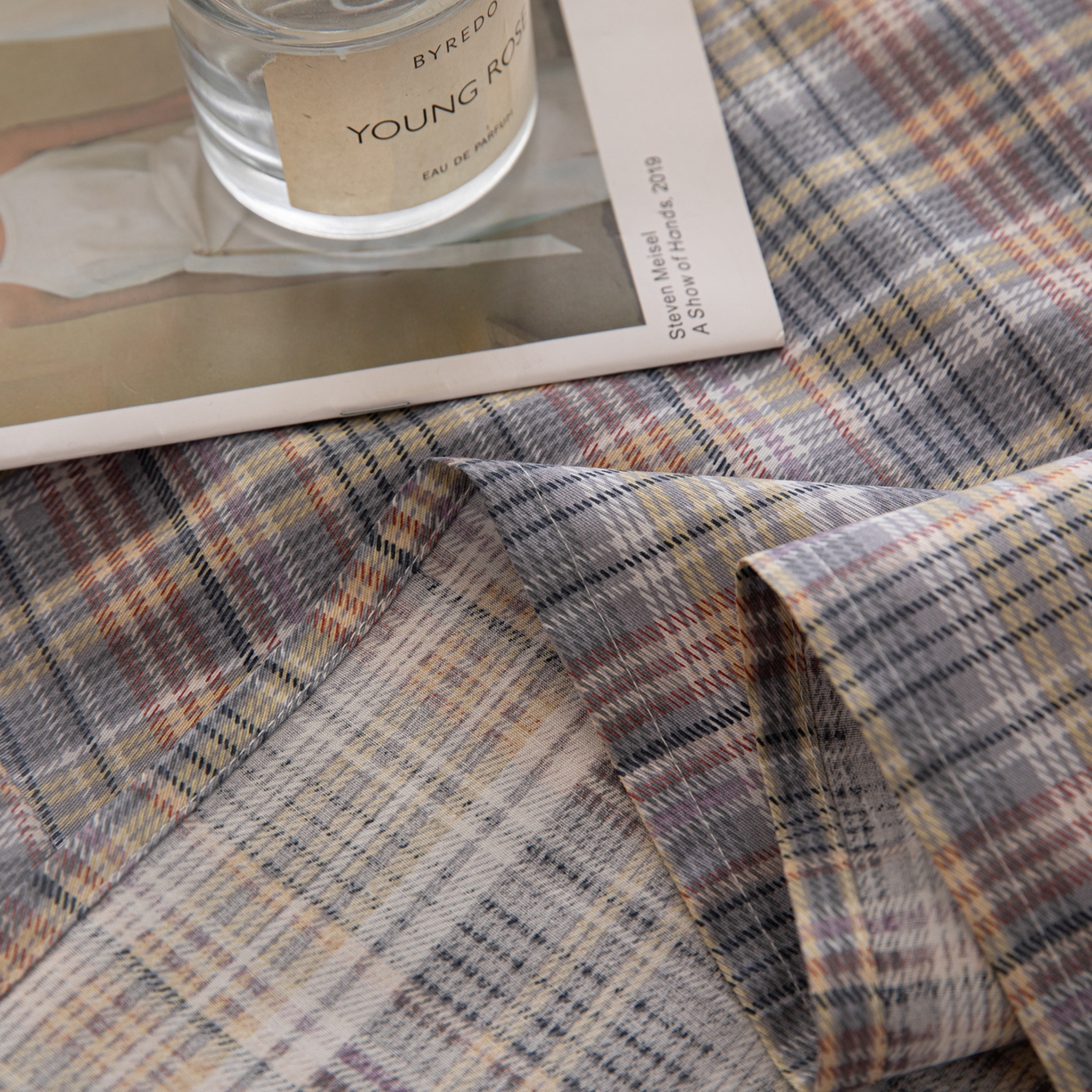 91家纺网 家纺一手货源 找家纺 简宜家居（朝初家纺） 2026新款40支13070全棉简约格子系列A版床单 雾蓝格