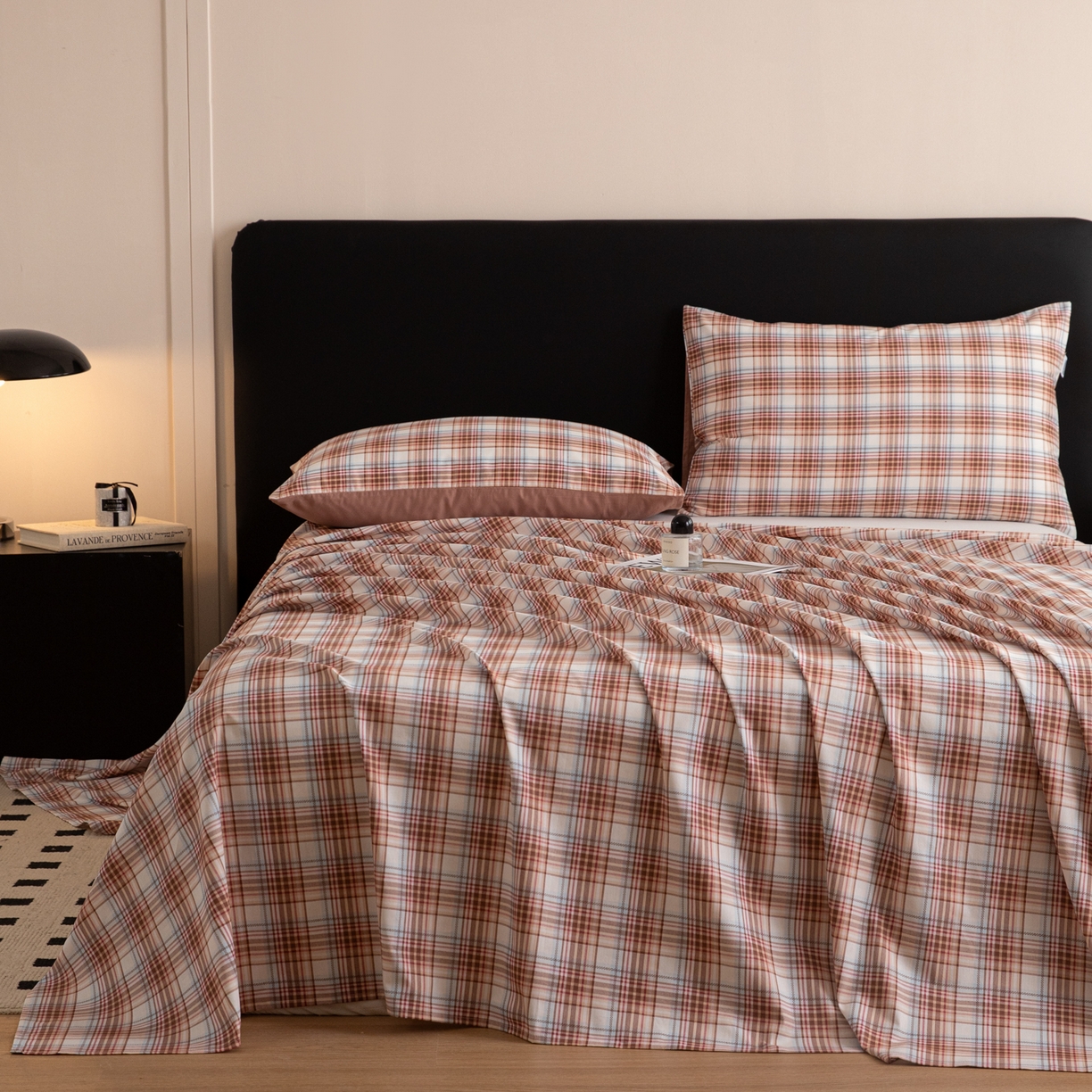 91家纺网 家纺一手货源 找家纺 简宜家居（朝初家纺） 2026新款40支13070全棉简约格子系列A版床单 英伦-焦糖