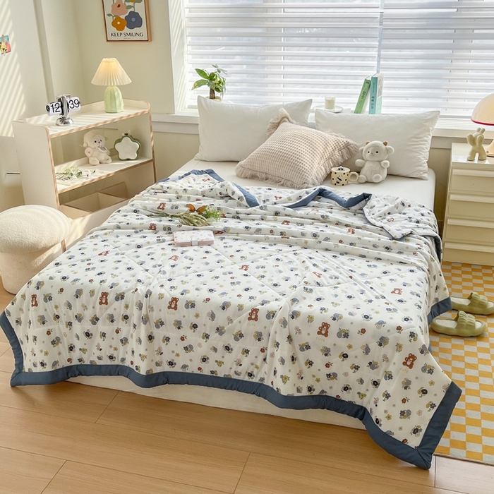 91家纺网 家纺一手货源 找家纺 帕拉美拉 2026新款A类印花冰凉丝凉感丝手包大宽边夏被 小熊花园-蓝