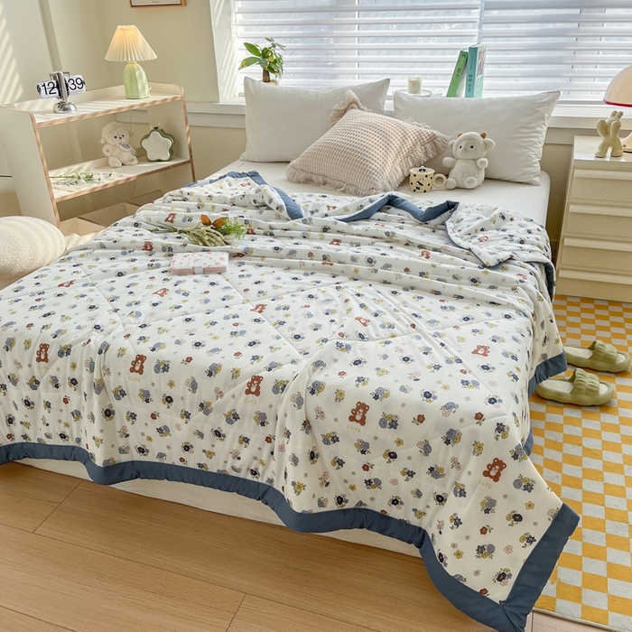 91家纺网 家纺一手货源 找家纺 帕拉美拉 2026新款A类印花冰凉丝凉感丝手包大宽边夏被 小熊花园-蓝