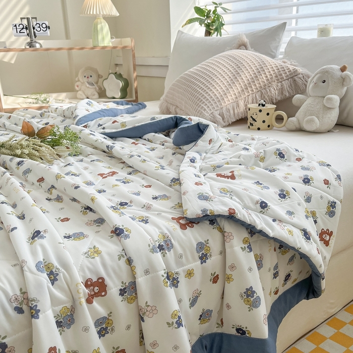 91家纺网 家纺一手货源 找家纺 帕拉美拉 2026新款A类印花冰凉丝凉感丝手包大宽边夏被 小熊花园-蓝