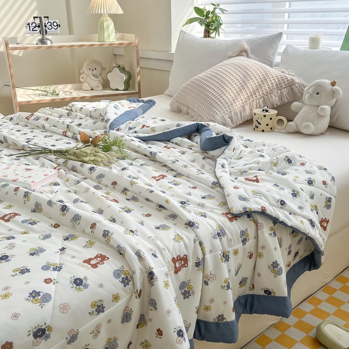 91家纺网 家纺一手货源 找家纺 帕拉美拉 2026新款A类印花冰凉丝凉感丝手包大宽边夏被 小熊花园-蓝