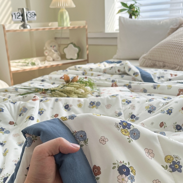 91家纺网 家纺一手货源 找家纺 帕拉美拉 2026新款A类印花冰凉丝凉感丝手包大宽边夏被 小熊花园-蓝