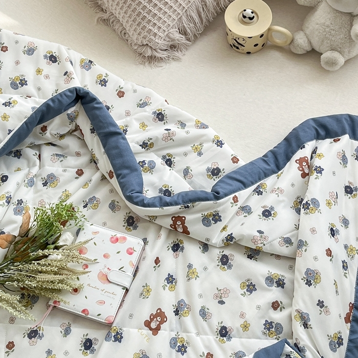 91家纺网 家纺一手货源 找家纺 帕拉美拉 2026新款A类印花冰凉丝凉感丝手包大宽边夏被 小熊花园-蓝