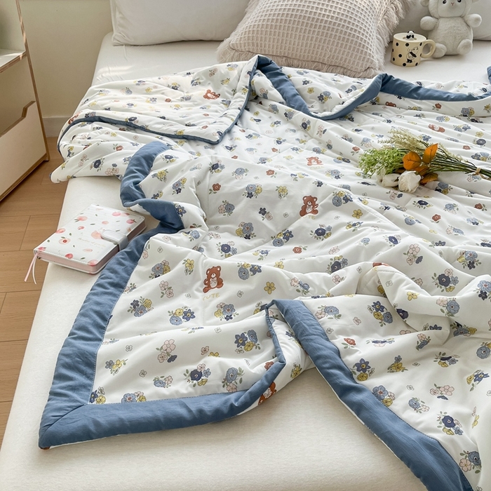 91家纺网 家纺一手货源 找家纺 帕拉美拉 2026新款A类印花冰凉丝凉感丝手包大宽边夏被 小熊花园-蓝