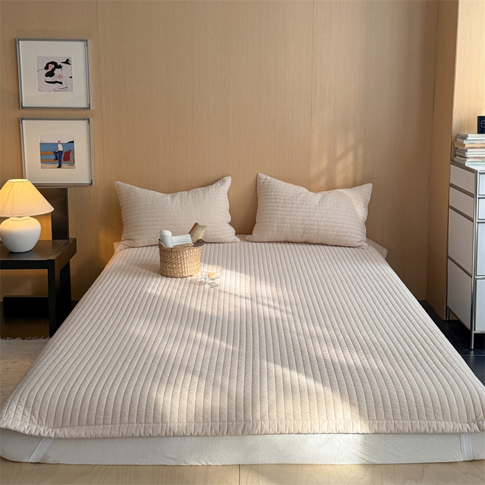 91家纺网 家纺一手货源 找家纺 乐野家居 2026新款韩风系列高密度色织全棉纯棉绗缝床盖 松紧防滑床单 黄油色