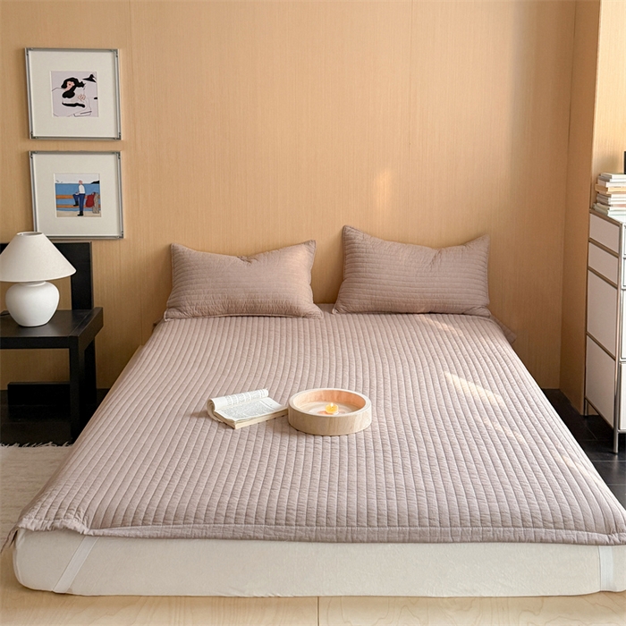 91家纺网 家纺一手货源 找家纺 乐野家居 2026新款韩风系列高密度色织全棉纯棉绗缝床盖 松紧防滑床单 巧克力色