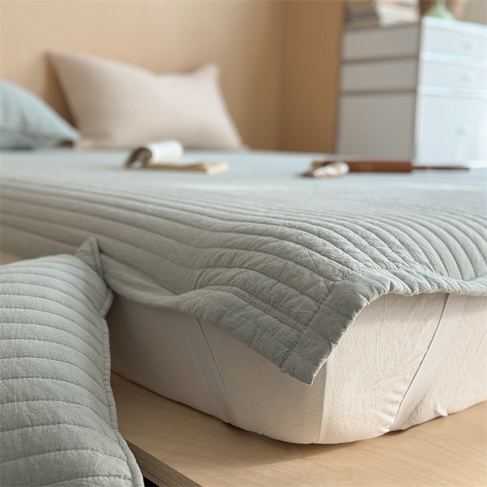 91家纺网 家纺一手货源 找家纺 乐野家居 2026新款韩风系列高密度色织全棉纯棉绗缝床盖 松紧防滑床单 治愈蓝