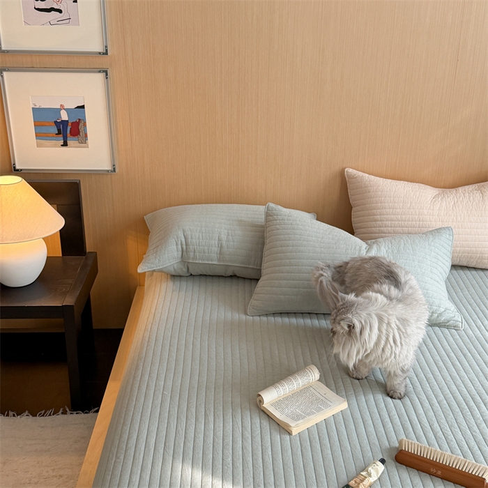 91家纺网 家纺一手货源 找家纺 乐野家居 2026新款韩风系列高密度色织全棉纯棉绗缝床盖 松紧防滑床单 治愈蓝