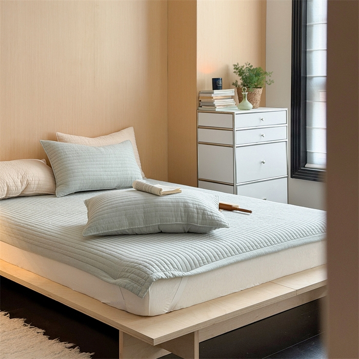 91家纺网 家纺一手货源 找家纺 乐野家居 2026新款韩风系列高密度色织全棉纯棉绗缝床盖 松紧防滑床单 治愈蓝