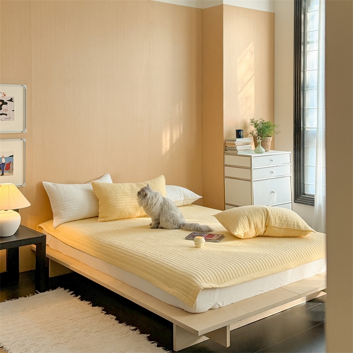 91家纺网 家纺一手货源 找家纺 乐野家居 2026新款韩风系列高密度色织全棉纯棉绗缝床盖 松紧防滑床单 芝士黄