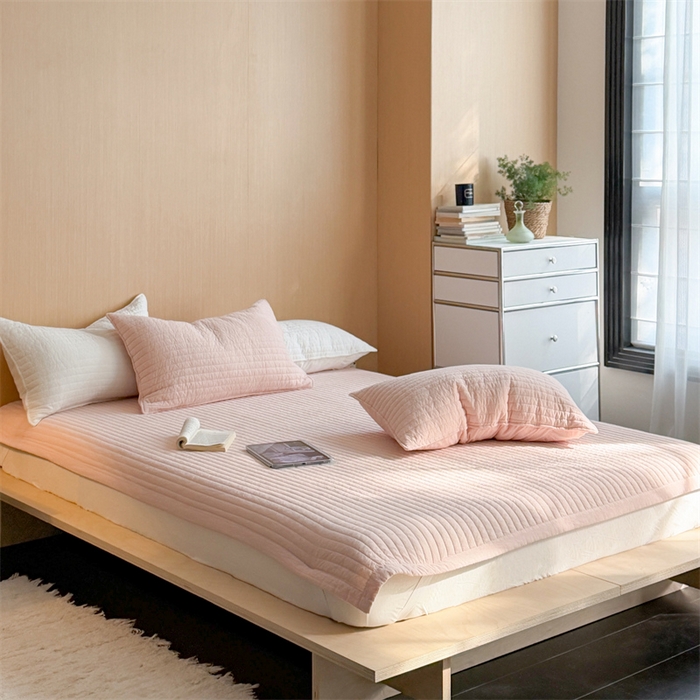 91家纺网 家纺一手货源 找家纺 乐野家居 2026新款韩风系列高密度色织全棉纯棉绗缝床盖 松紧防滑床单 baby粉