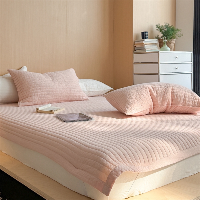 91家纺网 家纺一手货源 找家纺 乐野家居 2026新款韩风系列高密度色织全棉纯棉绗缝床盖 松紧防滑床单 baby粉