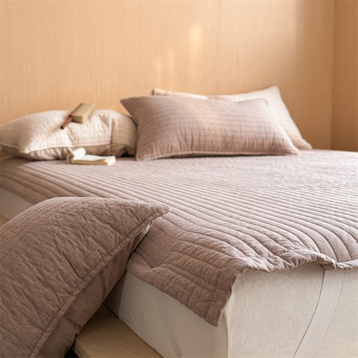 91家纺网 家纺一手货源 找家纺 乐野家居 2026新款韩风系列高密度色织全棉纯棉绗缝床盖 松紧防滑床单 巧克力色