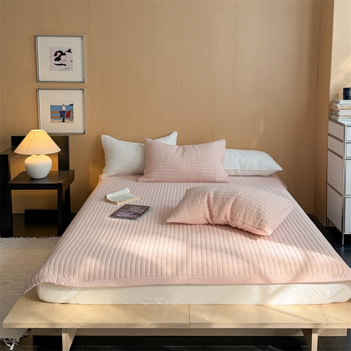 91家纺网 家纺一手货源 找家纺 乐野家居 2026新款韩风系列高密度色织全棉纯棉绗缝床盖 松紧防滑床单 baby粉