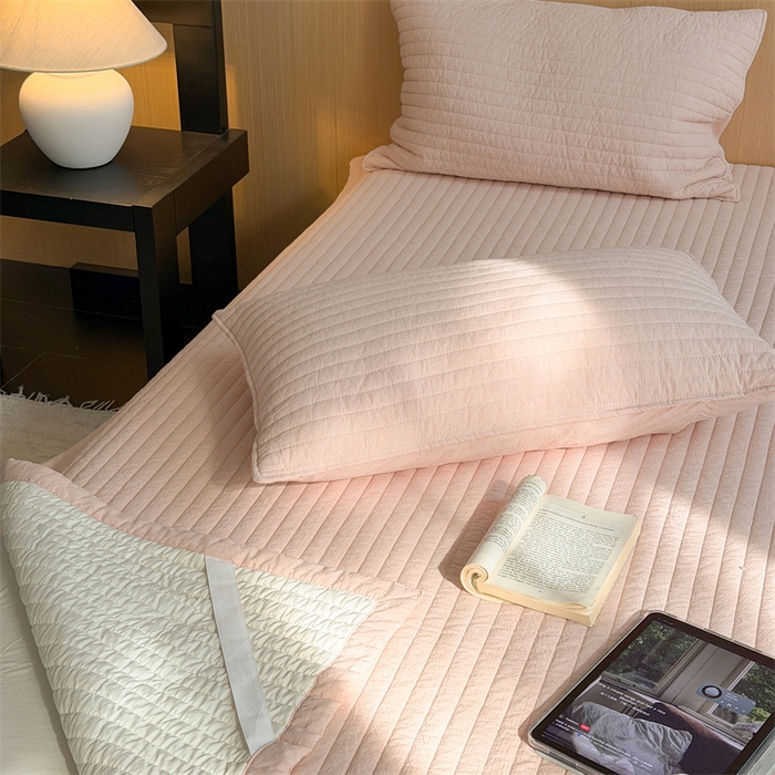 91家纺网 家纺一手货源 找家纺 乐野家居 2026新款韩风系列高密度色织全棉纯棉绗缝床盖 松紧防滑床单 baby粉