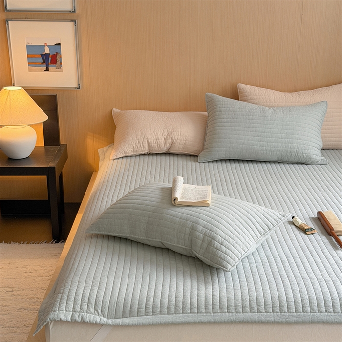 91家纺网 家纺一手货源 找家纺 乐野家居 2026新款韩风系列高密度色织全棉纯棉绗缝床盖 松紧防滑床单 治愈蓝