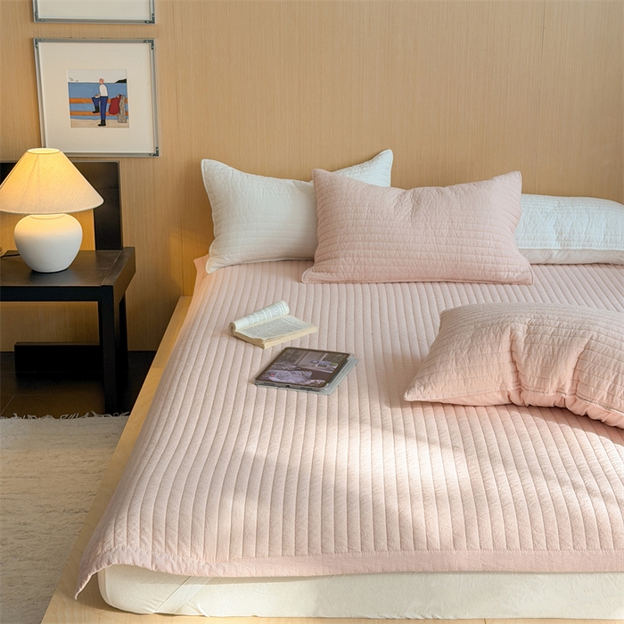 91家纺网 家纺一手货源 找家纺 乐野家居 2026新款韩风系列高密度色织全棉纯棉绗缝床盖 松紧防滑床单 baby粉