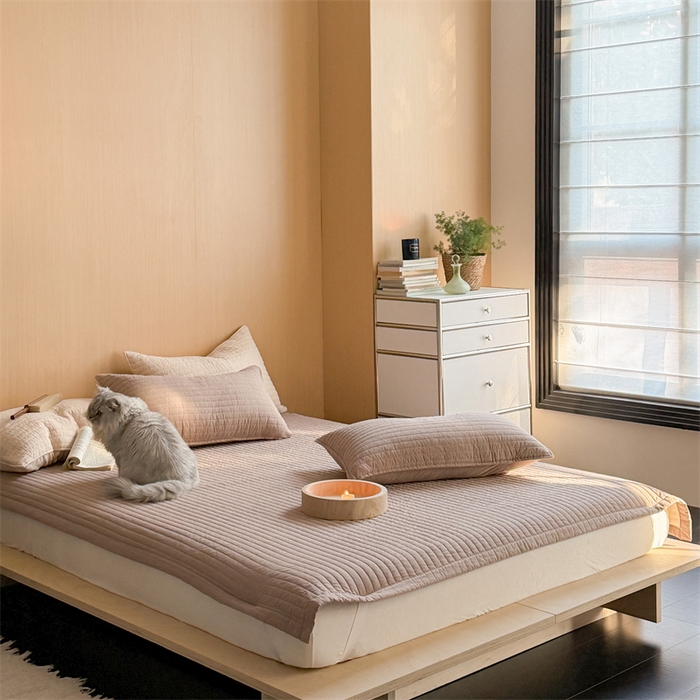 91家纺网 家纺一手货源 找家纺 乐野家居 2026新款韩风系列高密度色织全棉纯棉绗缝床盖 松紧防滑床单 巧克力色