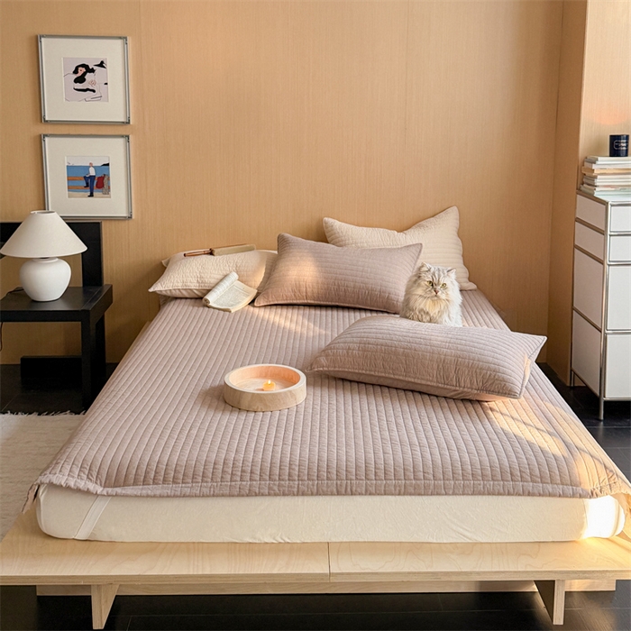 91家纺网 家纺一手货源 找家纺 乐野家居 2026新款韩风系列高密度色织全棉纯棉绗缝床盖 松紧防滑床单 巧克力色