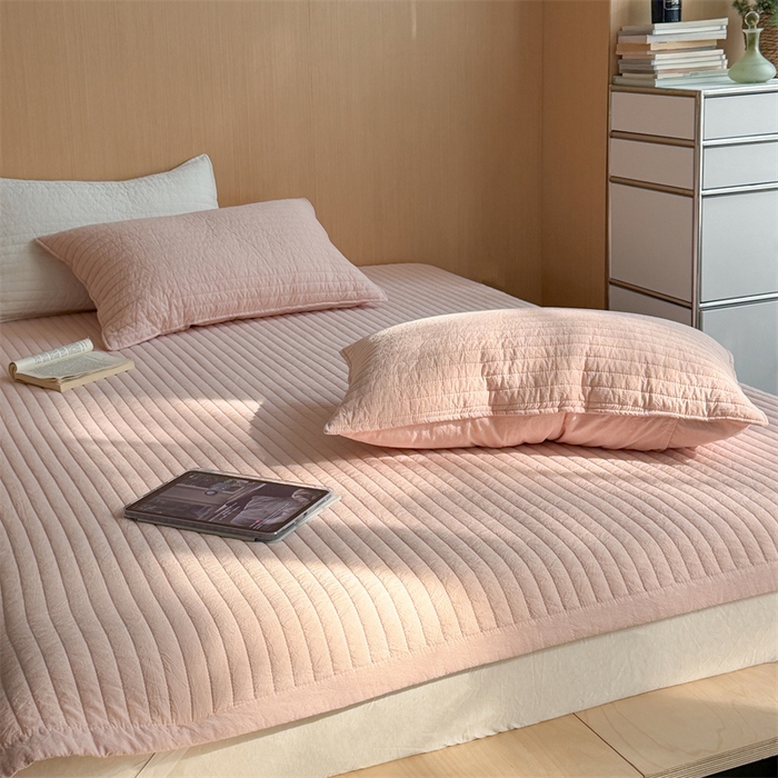 91家纺网 家纺一手货源 找家纺 乐野家居 2026新款韩风系列高密度色织全棉纯棉绗缝床盖 松紧防滑床单 baby粉