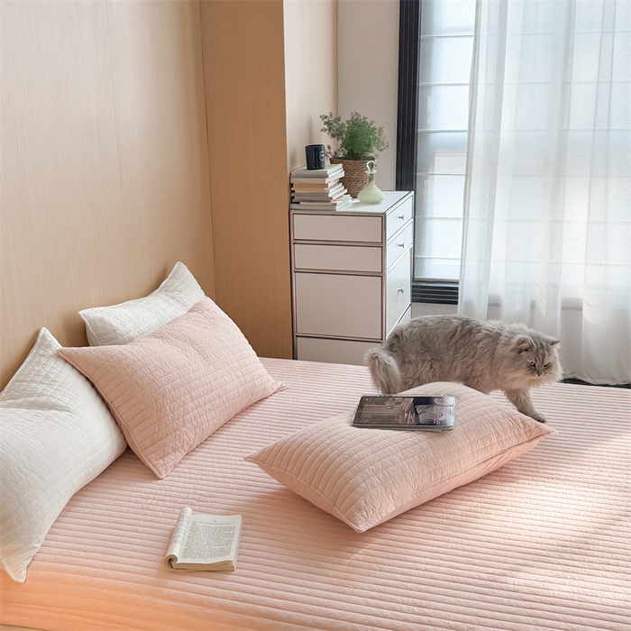 91家纺网 家纺一手货源 找家纺 乐野家居 2026新款韩风系列高密度色织全棉纯棉绗缝床盖 松紧防滑床单 baby粉