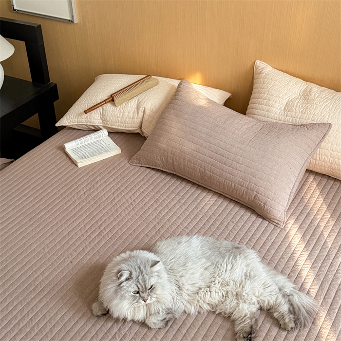 91家纺网 家纺一手货源 找家纺 乐野家居 2026新款韩风系列高密度色织全棉纯棉绗缝床盖 松紧防滑床单 巧克力色