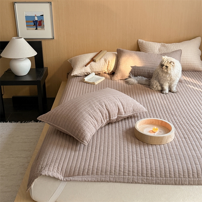 91家纺网 家纺一手货源 找家纺 乐野家居 2026新款韩风系列高密度色织全棉纯棉绗缝床盖 松紧防滑床单 巧克力色