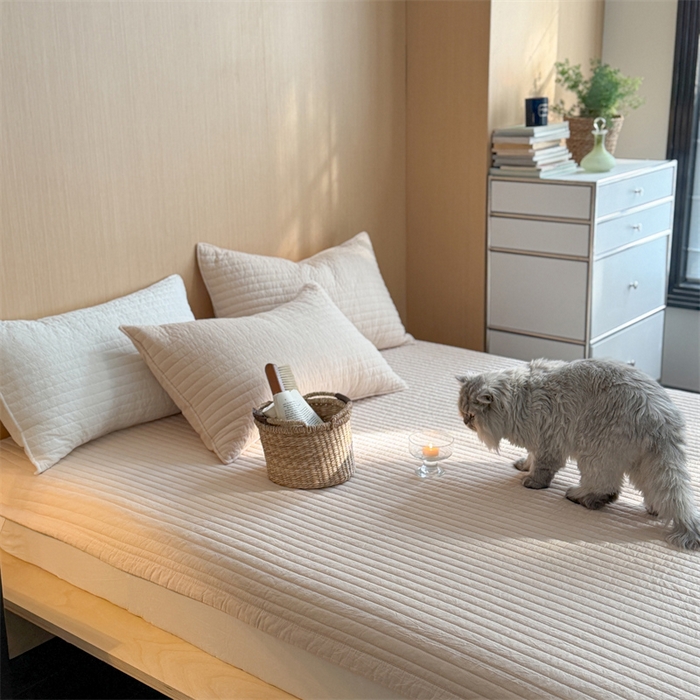 91家纺网 家纺一手货源 找家纺 乐野家居 2026新款韩风系列高密度色织全棉纯棉绗缝床盖 松紧防滑床单 黄油色