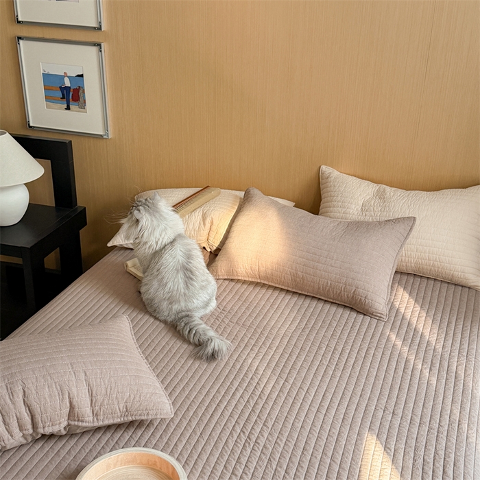 91家纺网 家纺一手货源 找家纺 乐野家居 2026新款韩风系列高密度色织全棉纯棉绗缝床盖 松紧防滑床单 巧克力色