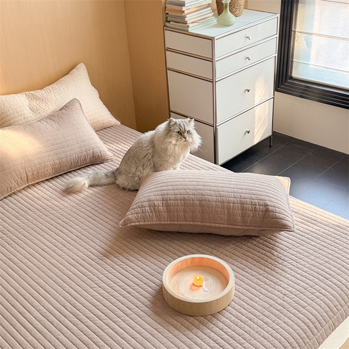 91家纺网 家纺一手货源 找家纺 乐野家居 2026新款韩风系列高密度色织全棉纯棉绗缝床盖 松紧防滑床单 巧克力色