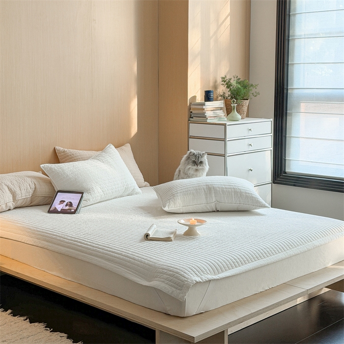 91家纺网 家纺一手货源 找家纺 乐野家居 2026新款韩风系列高密度色织全棉纯棉绗缝床盖 松紧防滑床单 白色