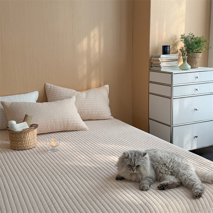 91家纺网 家纺一手货源 找家纺 乐野家居 2026新款韩风系列高密度色织全棉纯棉绗缝床盖 松紧防滑床单 黄油色