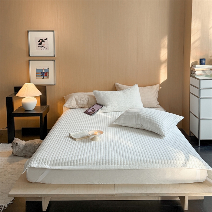 91家纺网 家纺一手货源 找家纺 乐野家居 2026新款韩风系列高密度色织全棉纯棉绗缝床盖 松紧防滑床单 白色