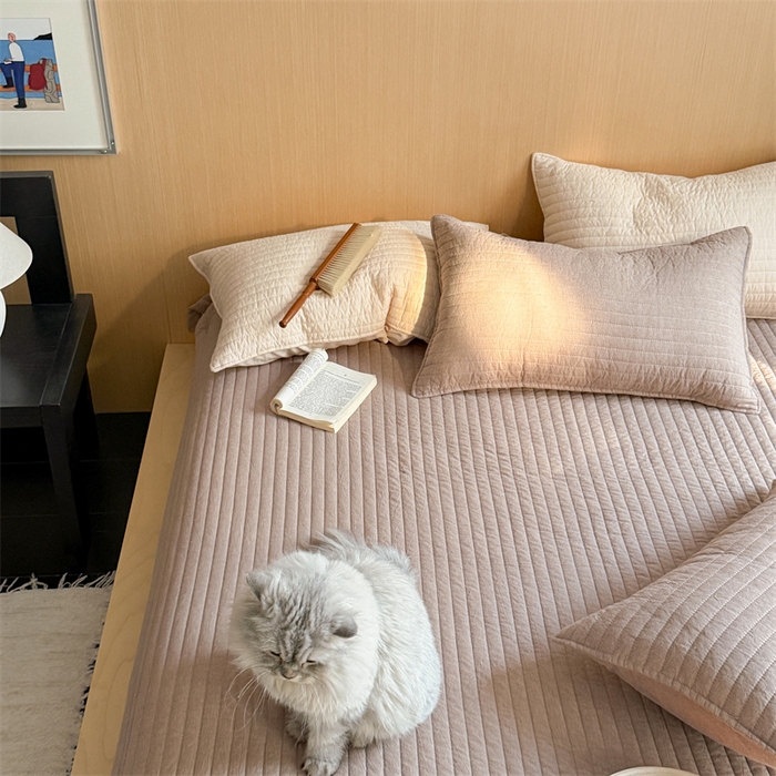 91家纺网 家纺一手货源 找家纺 乐野家居 2026新款韩风系列高密度色织全棉纯棉绗缝床盖 松紧防滑床单 巧克力色