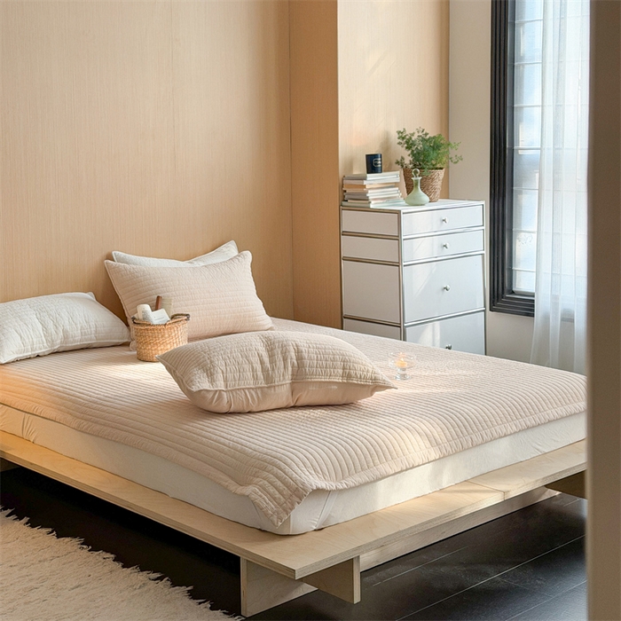 91家纺网 家纺一手货源 找家纺 乐野家居 2026新款韩风系列高密度色织全棉纯棉绗缝床盖 松紧防滑床单 黄油色