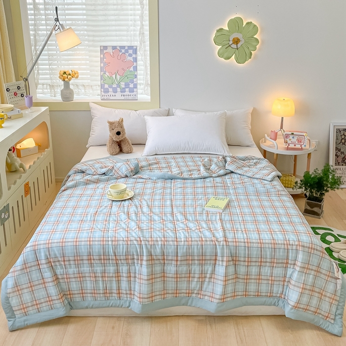 91家纺网 家纺一手货源 找家纺 帕拉美拉 2026新款A类印花冰凉丝凉感丝手包大宽边夏被 蓝橙格