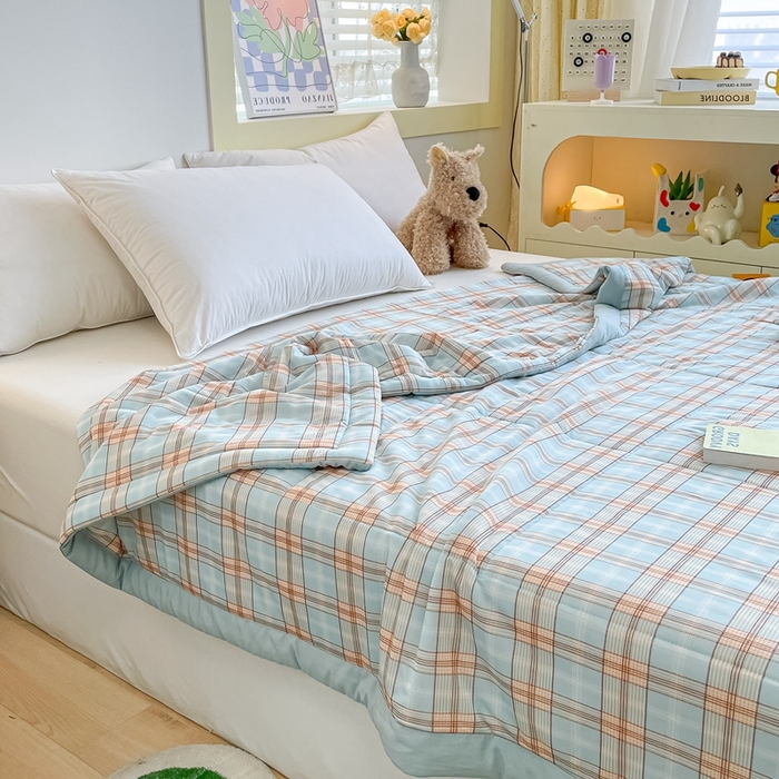 91家纺网 家纺一手货源 找家纺 帕拉美拉 2026新款A类印花冰凉丝凉感丝手包大宽边夏被 蓝橙格