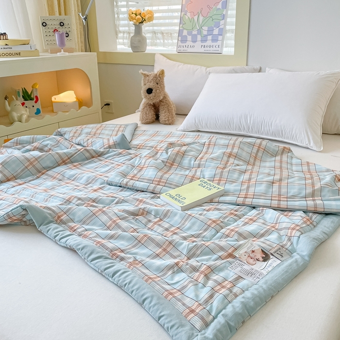 91家纺网 家纺一手货源 找家纺 帕拉美拉 2026新款A类印花冰凉丝凉感丝手包大宽边夏被 蓝橙格