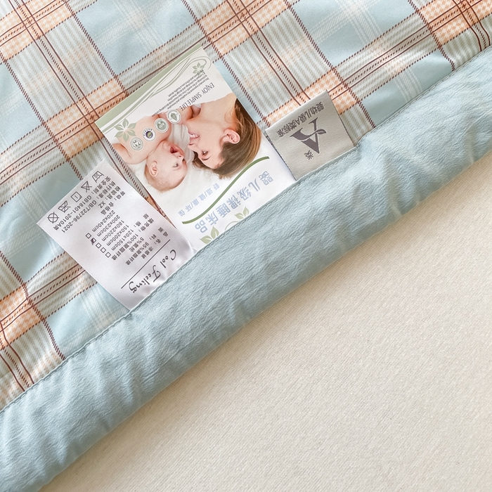 91家纺网 家纺一手货源 找家纺 帕拉美拉 2026新款A类印花冰凉丝凉感丝手包大宽边夏被 蓝橙格