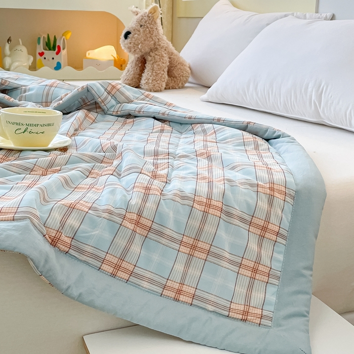 91家纺网 家纺一手货源 找家纺 帕拉美拉 2026新款A类印花冰凉丝凉感丝手包大宽边夏被 蓝橙格