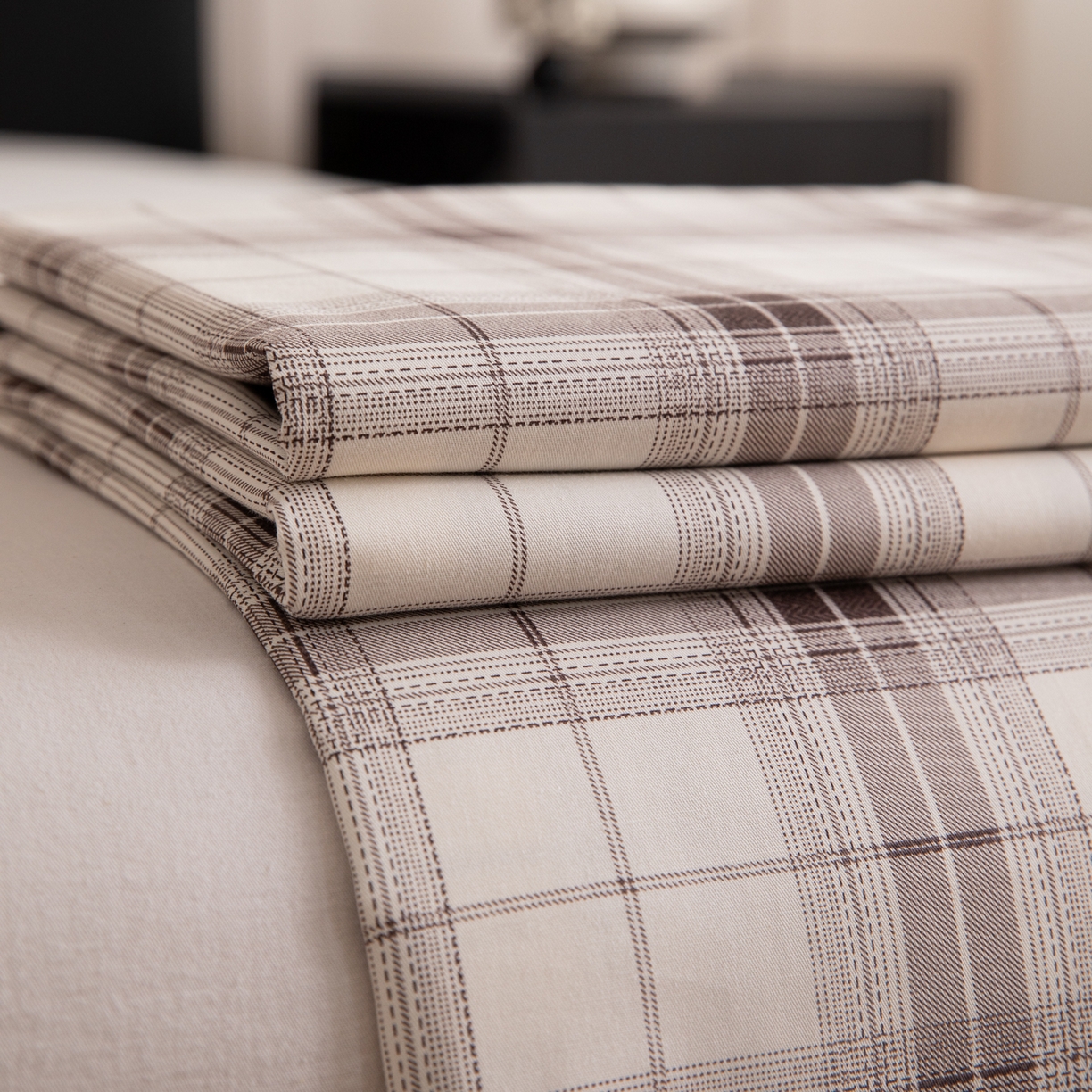 91家纺网 家纺一手货源 找家纺 简宜家居（朝初家纺） 2026新款40支13070全棉简约格子系列A版床单 英伦-棕咖