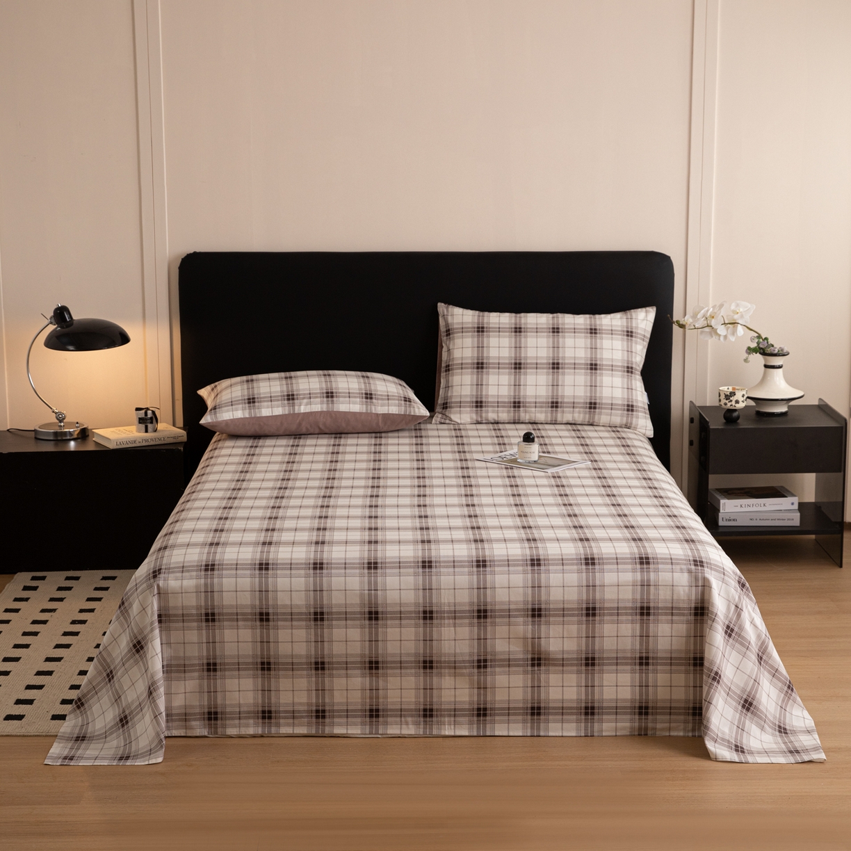 91家纺网 家纺一手货源 找家纺 简宜家居（朝初家纺） 2026新款40支13070全棉简约格子系列A版床单 英伦-棕咖